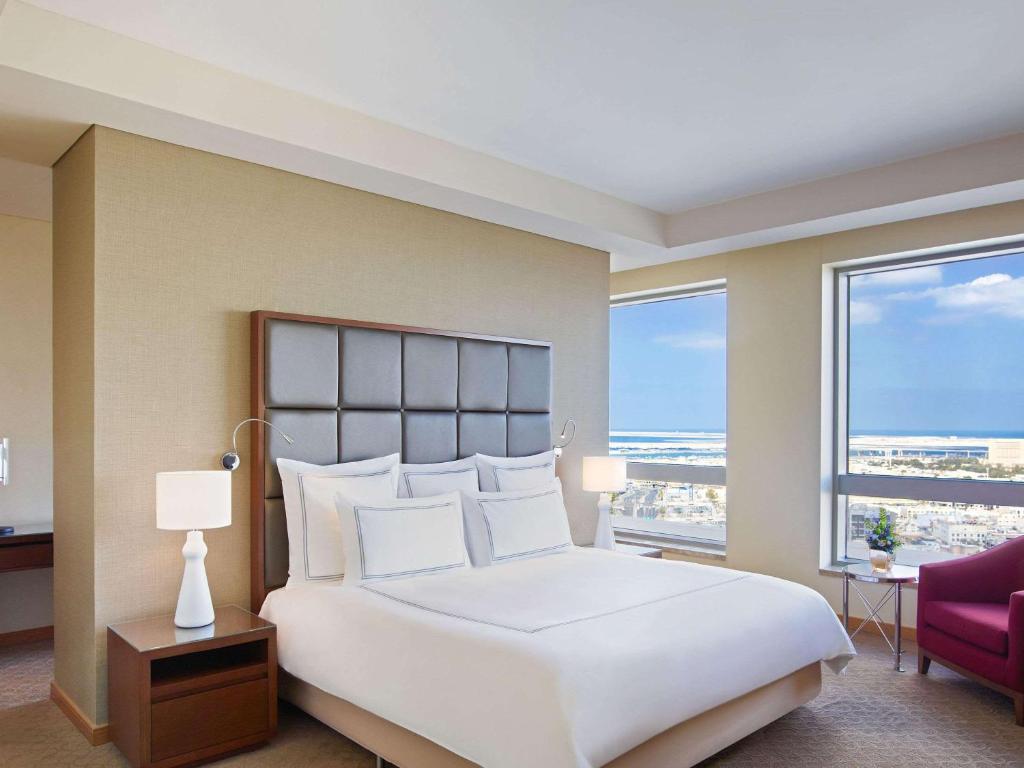 Corner Suite city and creek view - Image 7