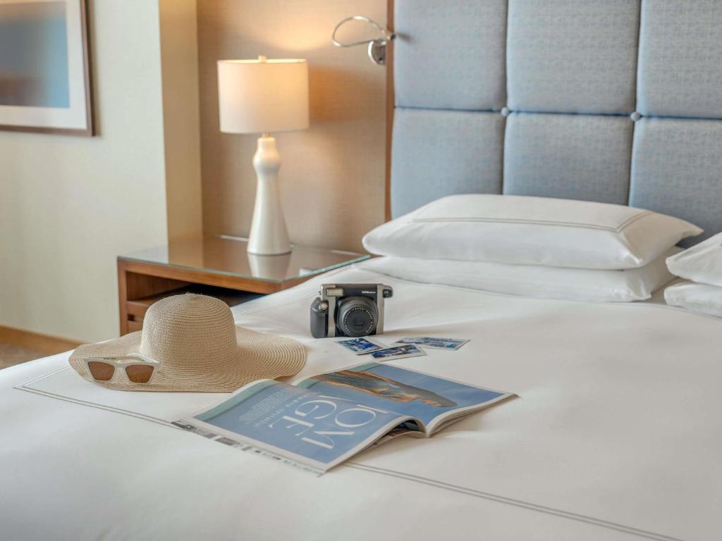 Deluxe Room King City View - Image 13