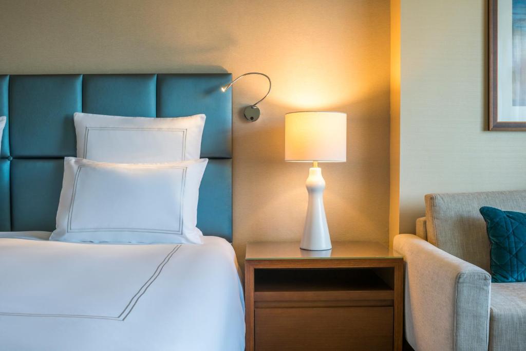 Deluxe Room King City View - Image 3