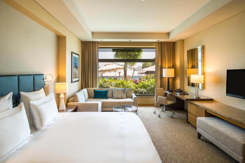 Deluxe Room King City View - Image 4