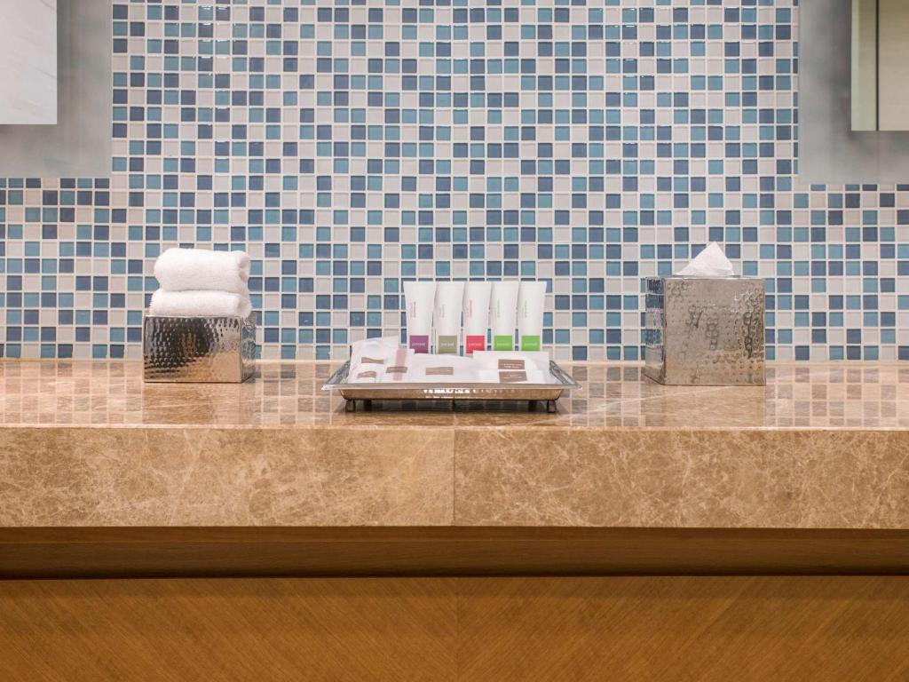 Deluxe Room King City View - Image 5