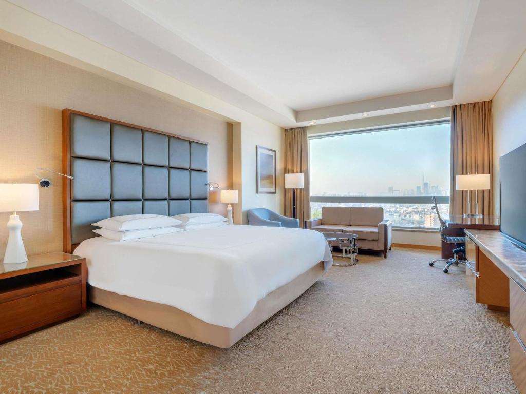 Deluxe Room King City View - Image 9