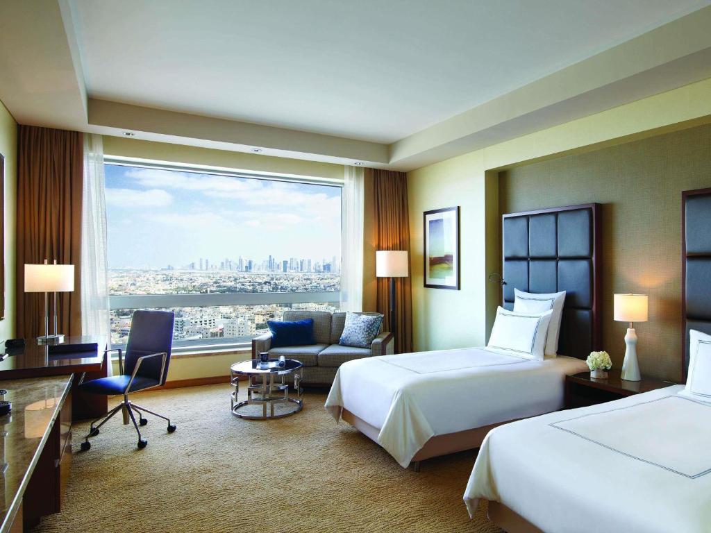 Deluxe Room Twin City View - Image 10