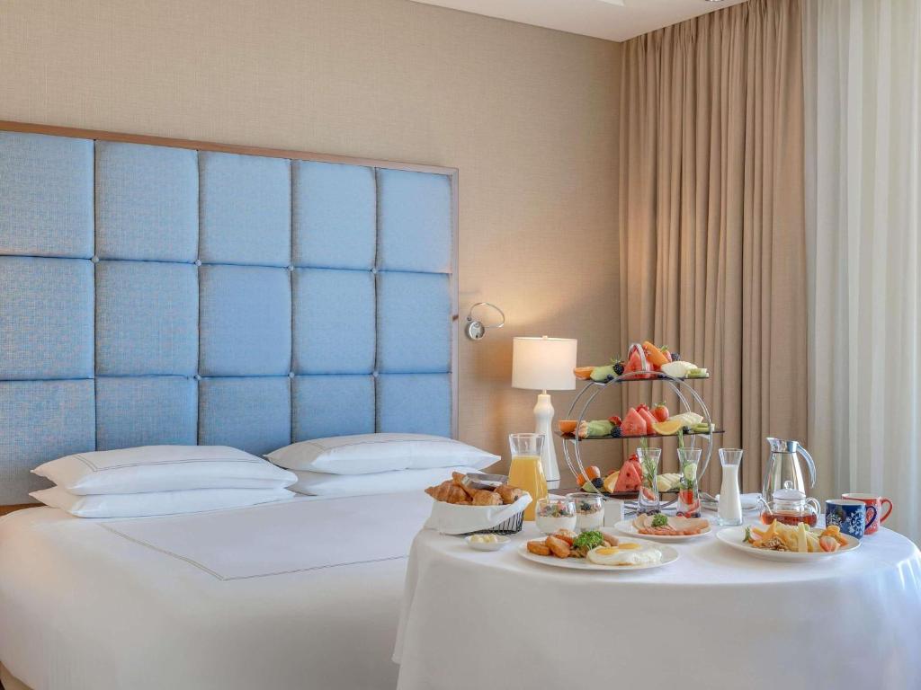 Deluxe Room Twin City View - Image 8