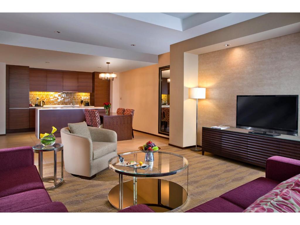 One-Bedroom Premium Apartment with Burj Khalifa and Creek View - Image 1