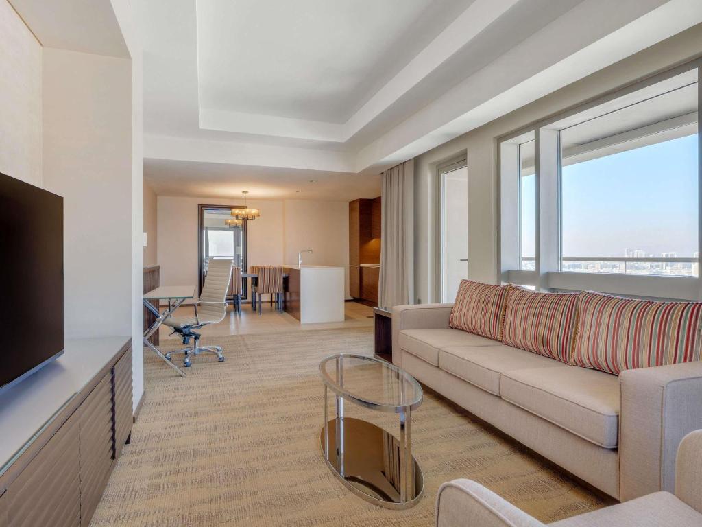 One-Bedroom Premium Apartment with Burj Khalifa and Creek View - Image 11