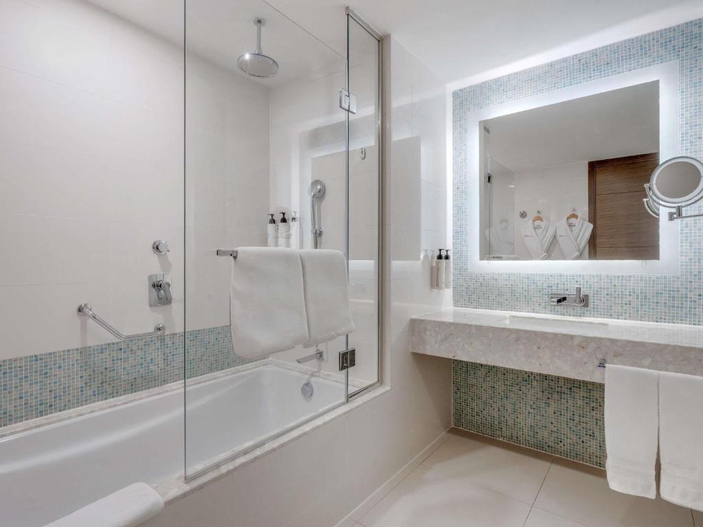 One-Bedroom Premium Apartment with Burj Khalifa and Creek View - Image 12