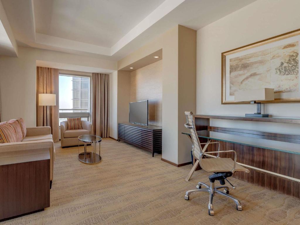 One-Bedroom Premium Apartment with Burj Khalifa and Creek View - Image 13