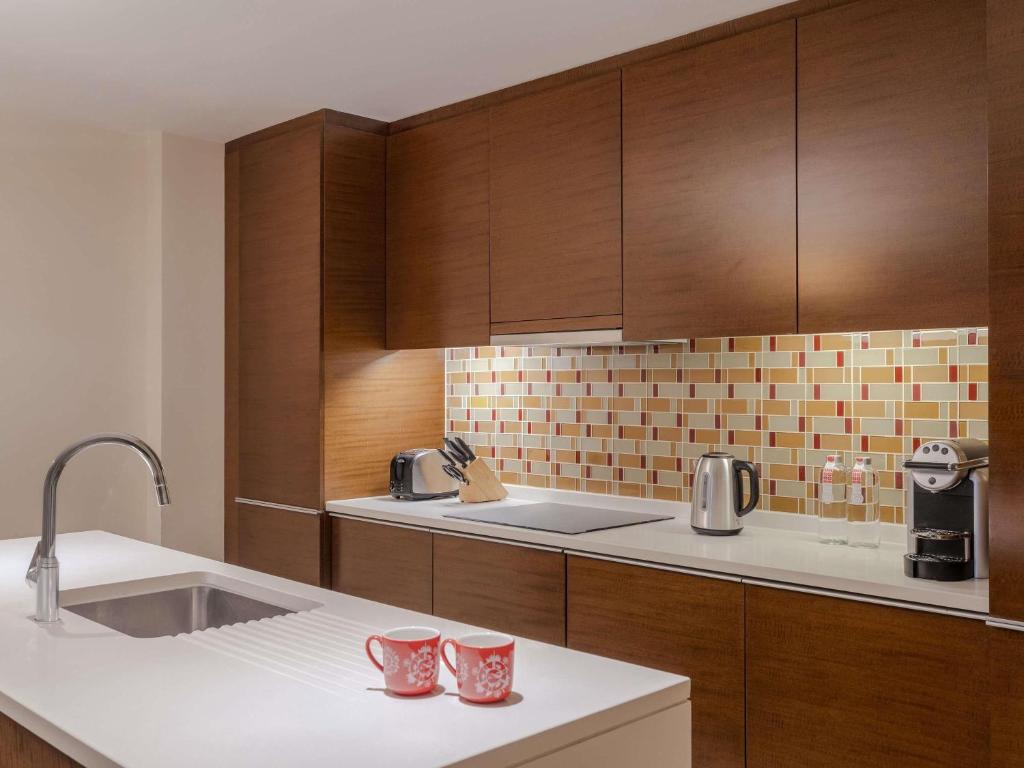 One-Bedroom Premium Apartment with Burj Khalifa and Creek View - Image 14