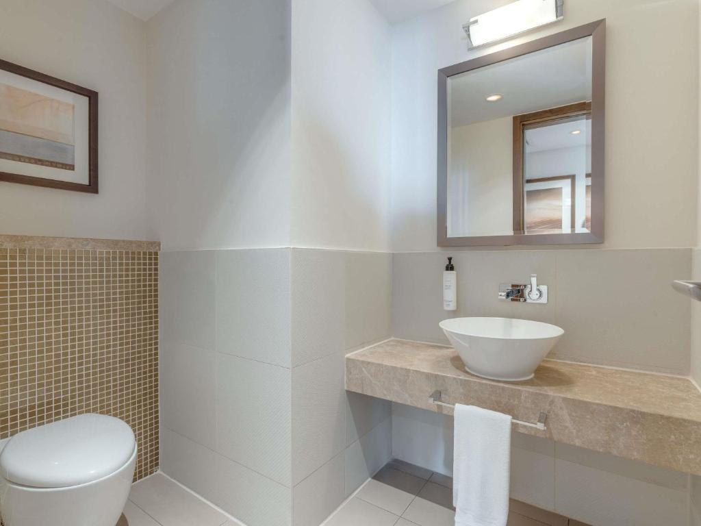 Two-Bedroom Premium Apartment with Burj Khalifa and Creek View - Image 11