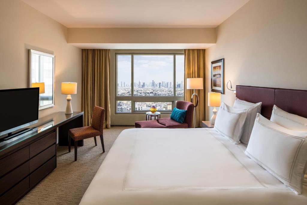 Two-Bedroom Premium Apartment with Burj Khalifa and Creek View - Image 3