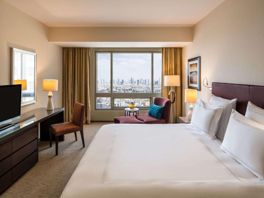 Two-Bedroom Premium Apartment with Burj Khalifa and Creek View - Image 5