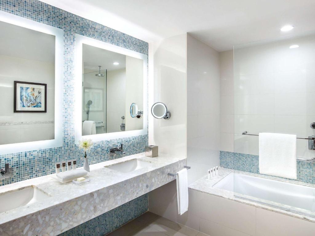 Two-Bedroom Premium Apartment with Burj Khalifa and Creek View - Image 6