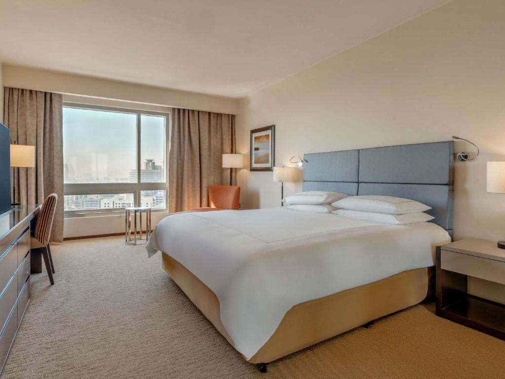 Two-Bedroom Premium Apartment with Burj Khalifa and Creek View - Image 7