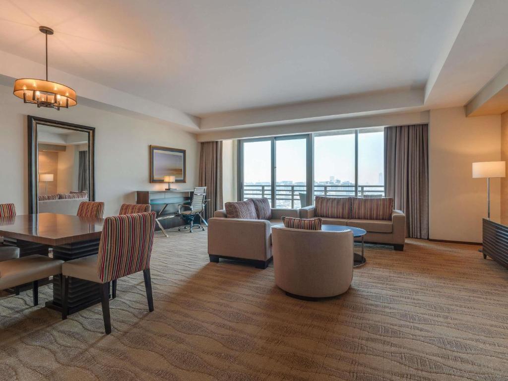 Two-Bedroom Premium Apartment with Burj Khalifa and Creek View - Image 8