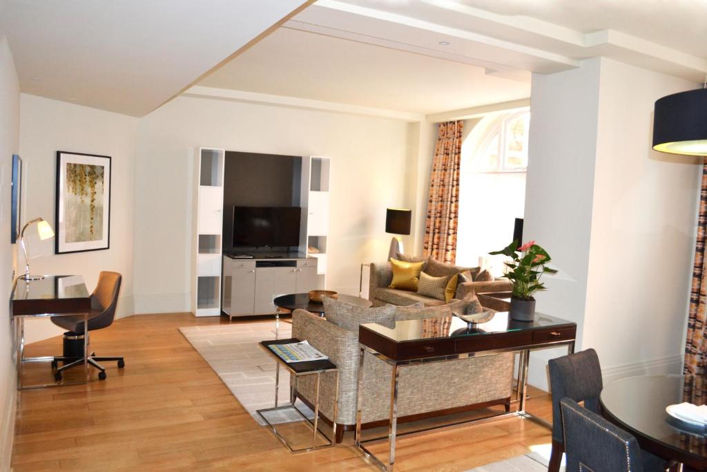 Kings Deluxe One Bedroom Suite - Image 3