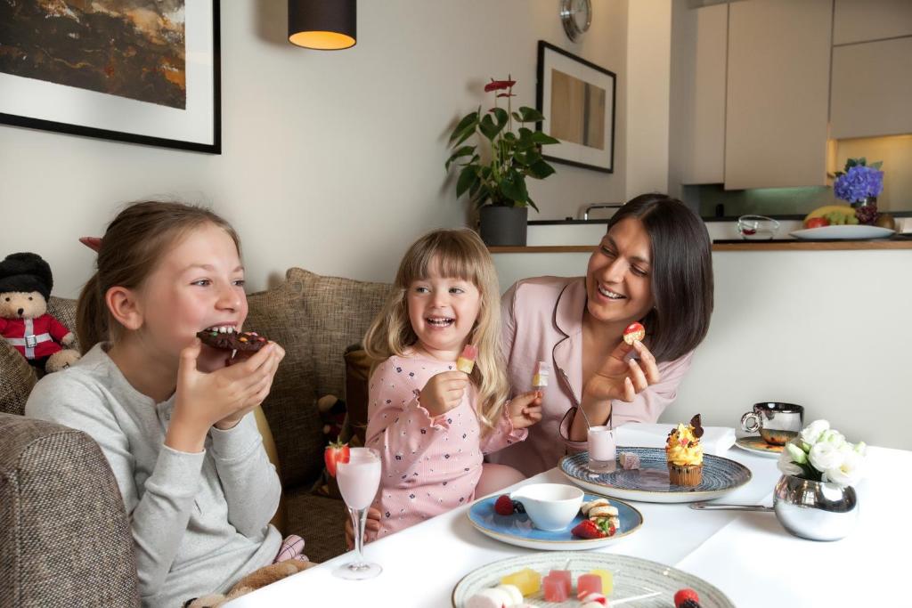 Kings Three Bedroom Suite - Image 3