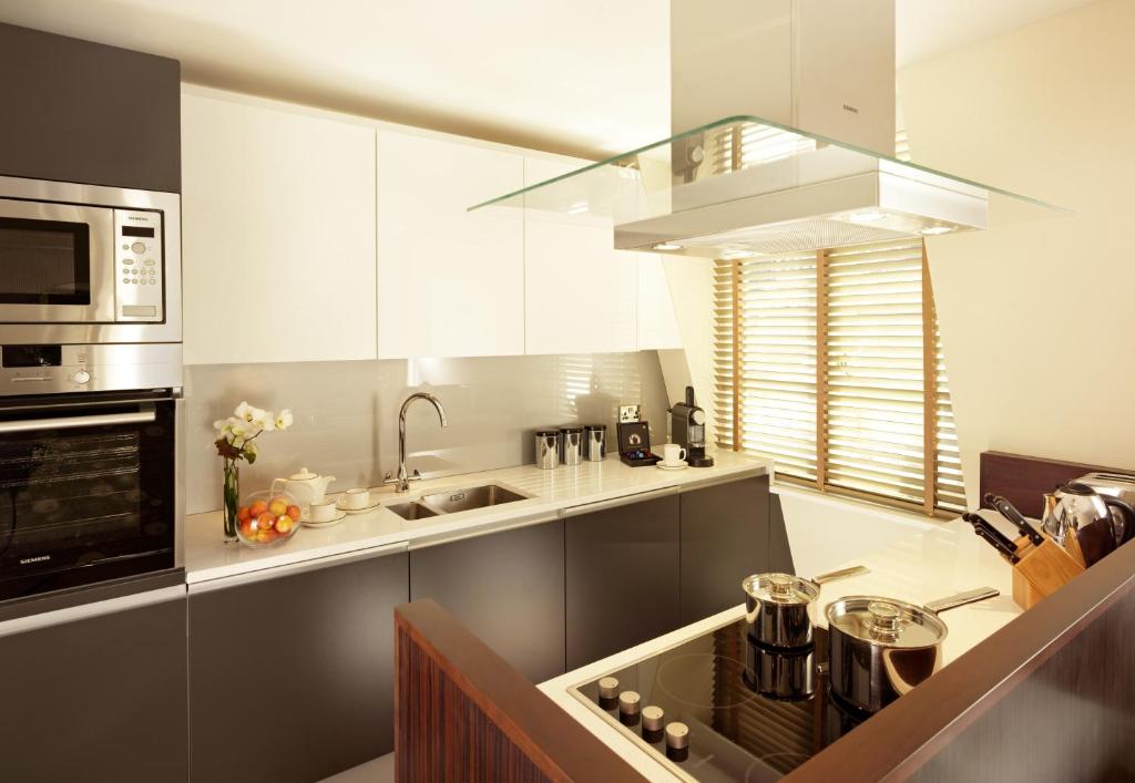 Minsters Deluxe Two Bedroom Suite - Image 11