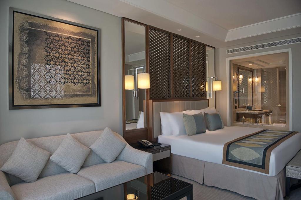 Club King Room With Burj View - Image 2