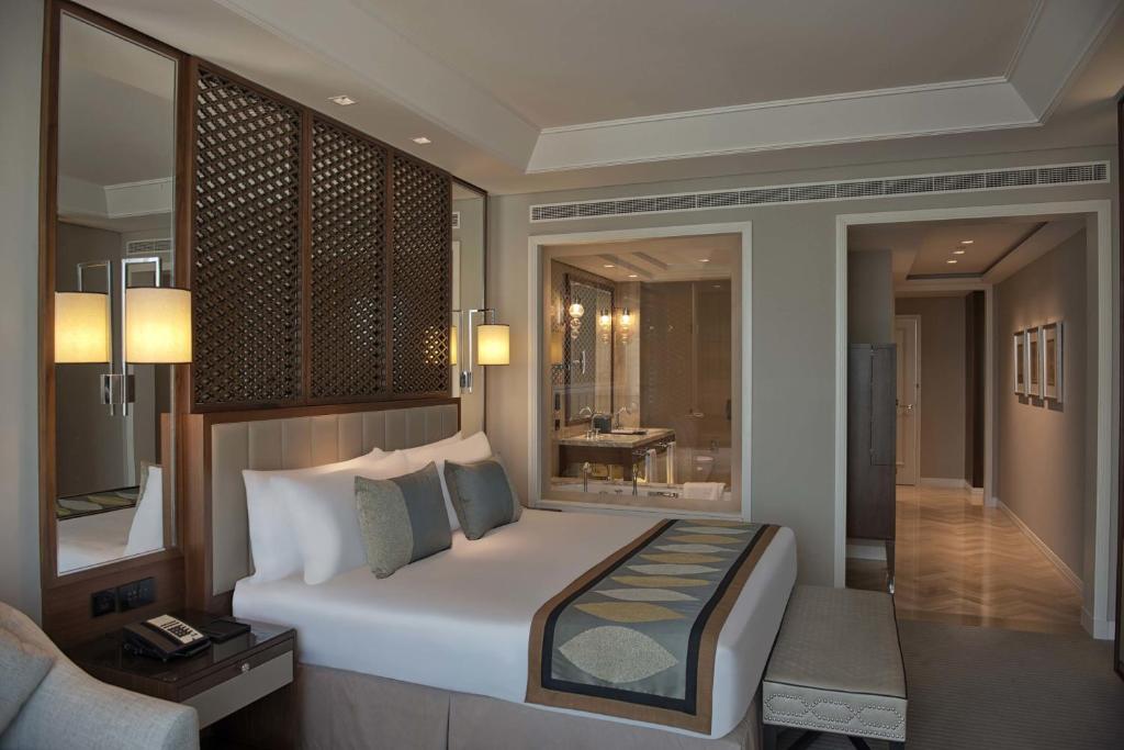 Club King Room With Burj View - Image 3