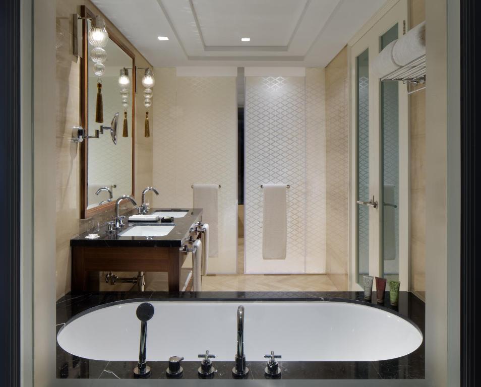 Club King Room With Burj View - Image 4