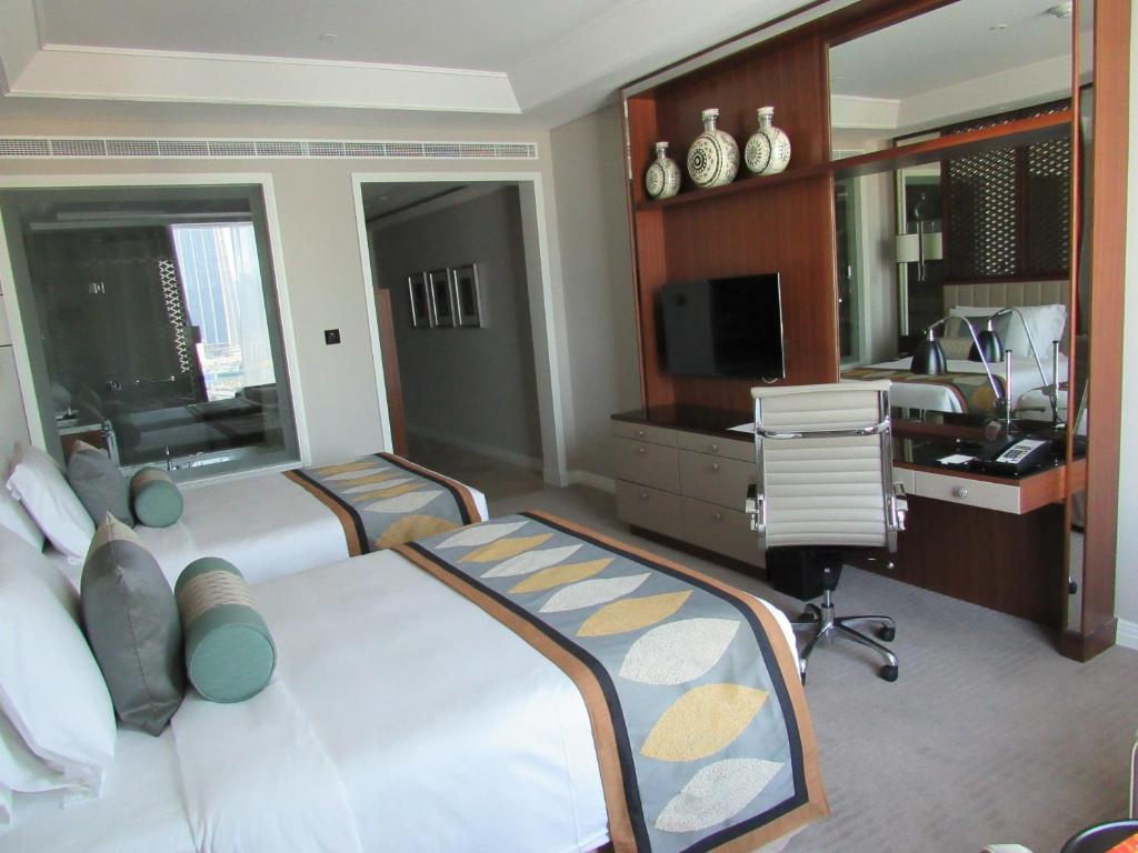 Club Twin Room With Burj View - Image 4