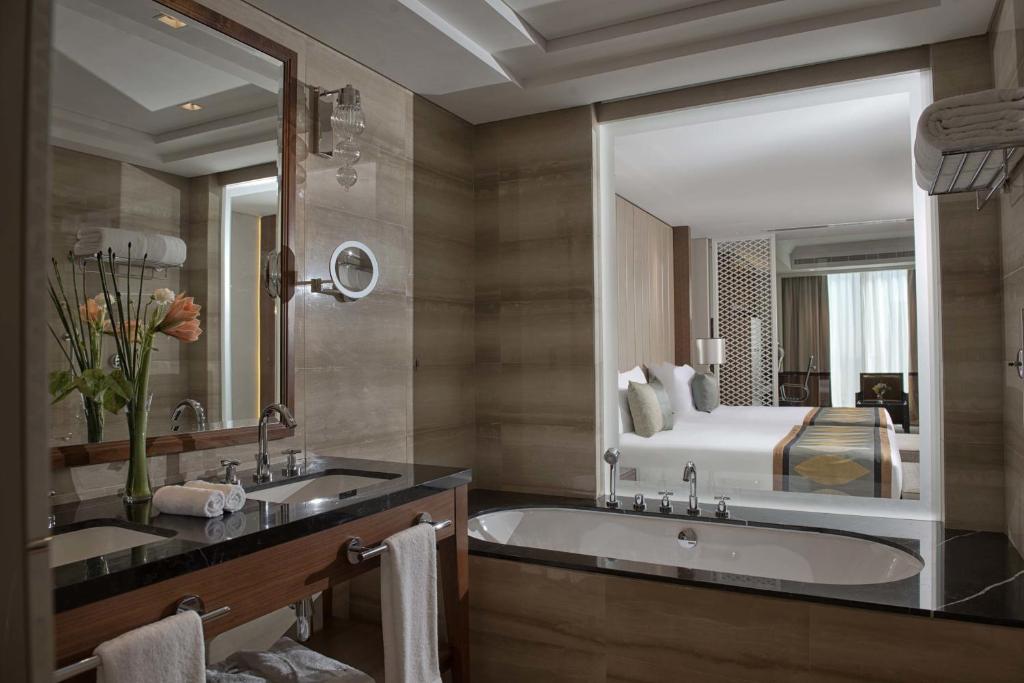 Family Twin Room With City View - Image 4