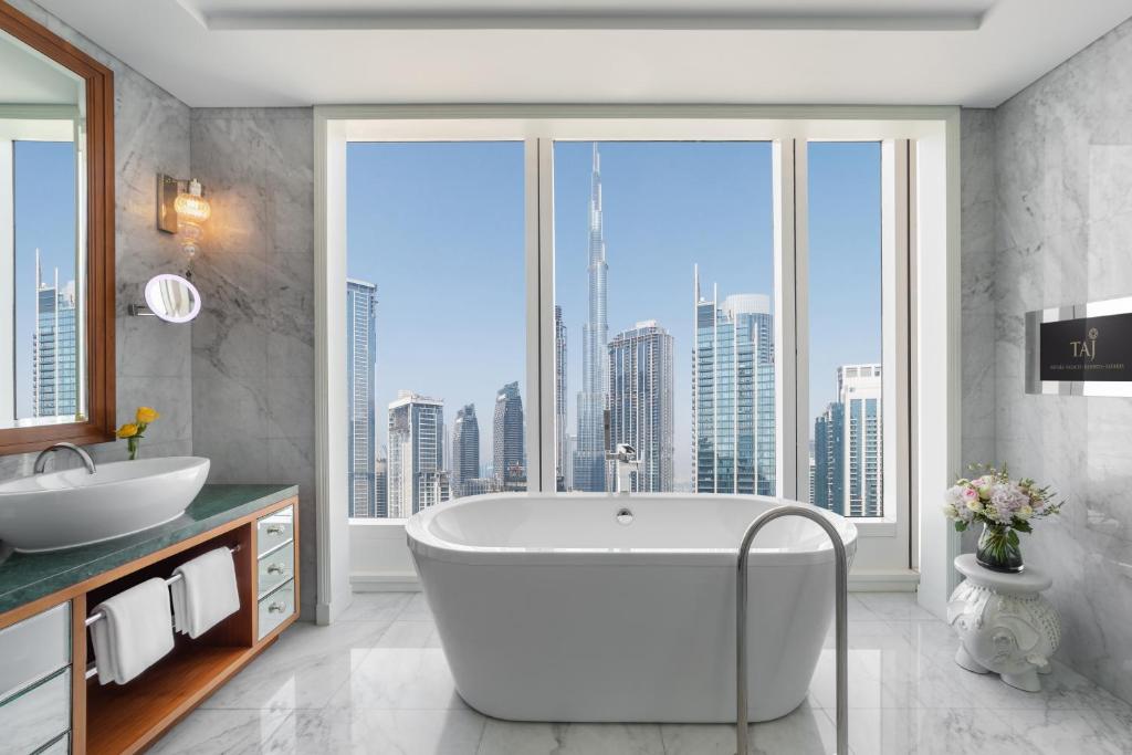 Grand Luxury Suite With Burj View - Image 1