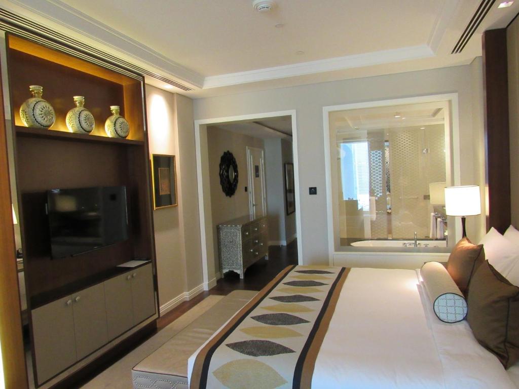 Junior Suite with City View - Image 2