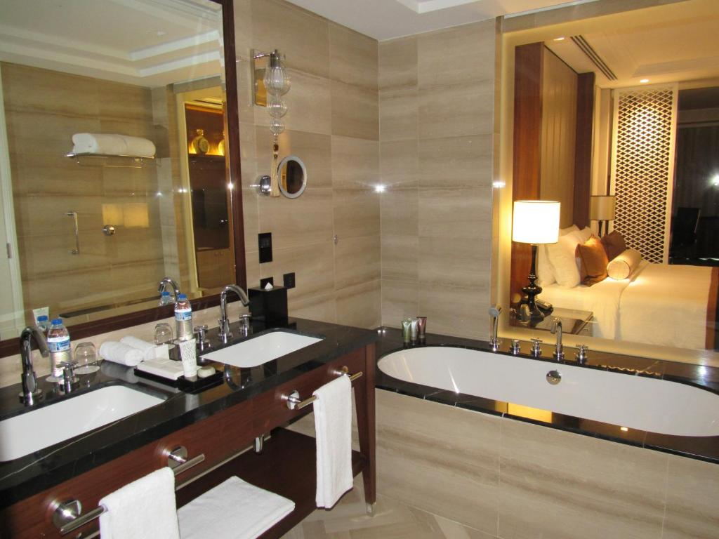 Junior Suite with City View - Image 4