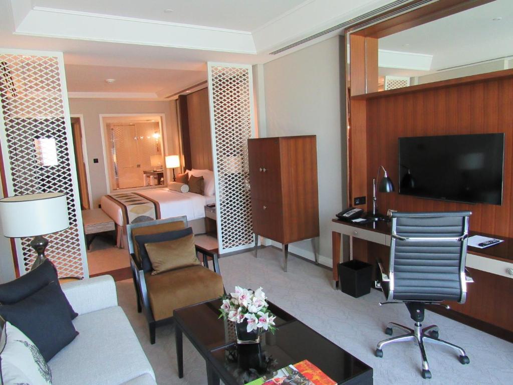 Junior Suite with City View - Image 5