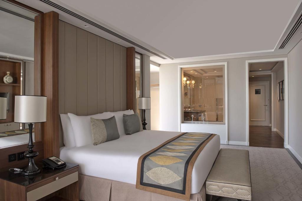 Luxury Junior Suite With City View - Image 1