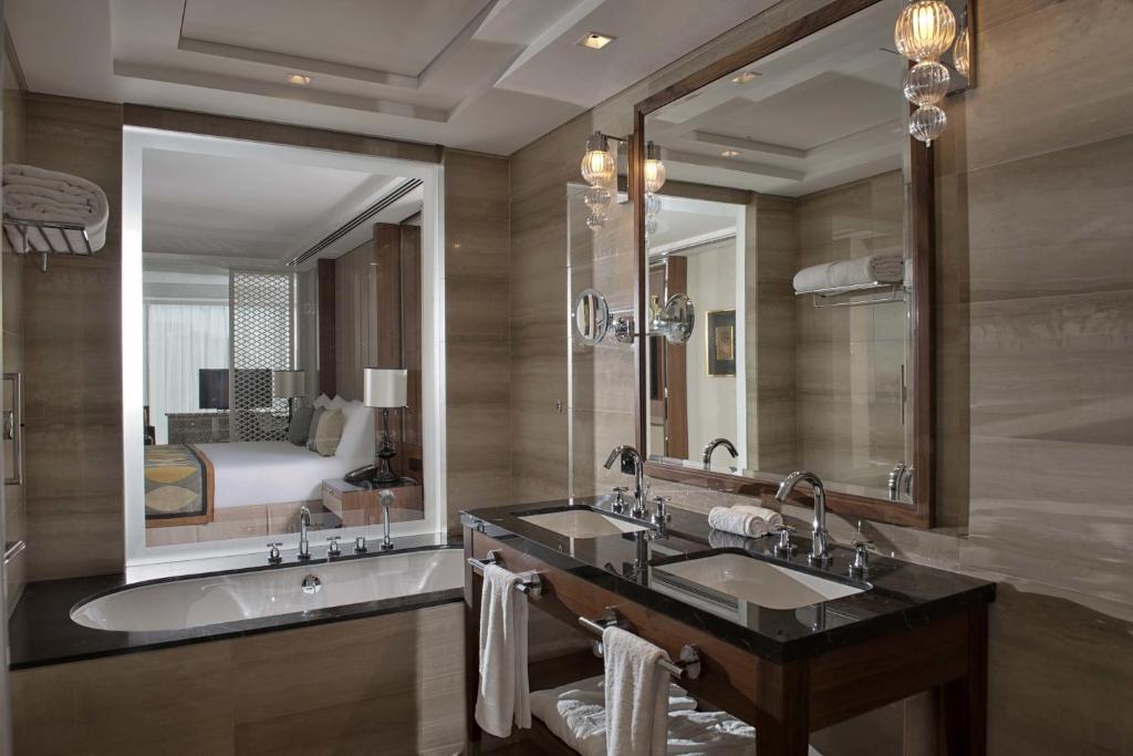 Luxury Junior Suite With City View - Image 2