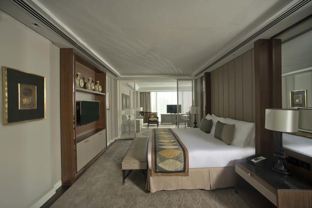 Luxury Junior Suite With City View - Image 3