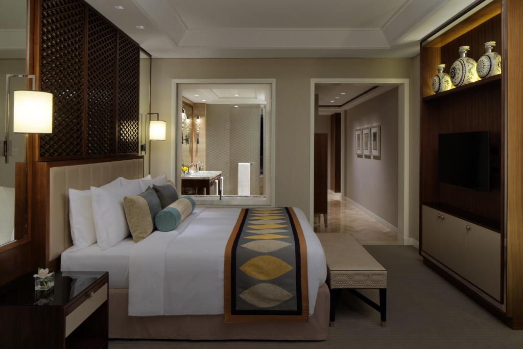 Luxury King Room With Burj View - Image 4