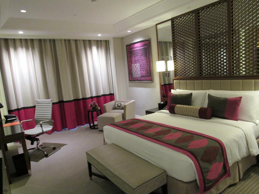 Luxury King Room with City View - Image 1
