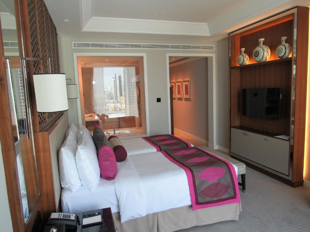 Luxury Twin Room with City View - Image 3