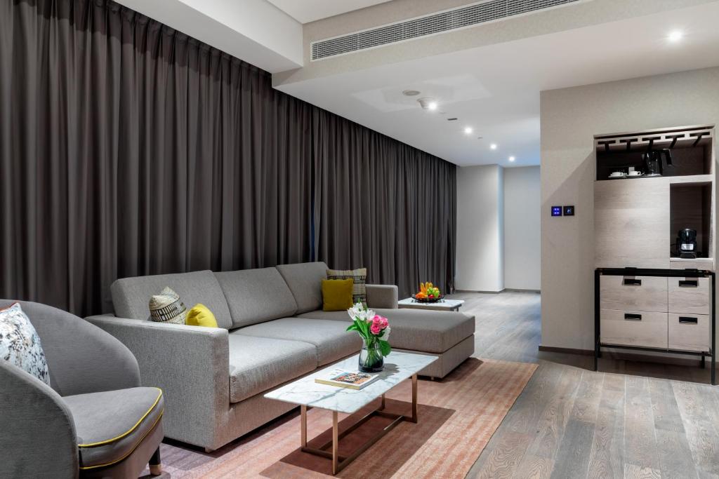 One-Bedroom Luxury Suite - Image 2