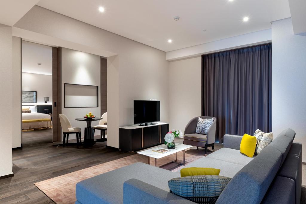 One-Bedroom Luxury Suite - Image 3