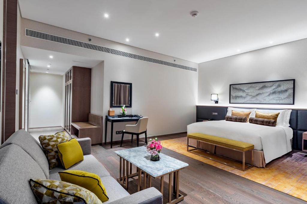 One-Bedroom Luxury Suite - Image 4