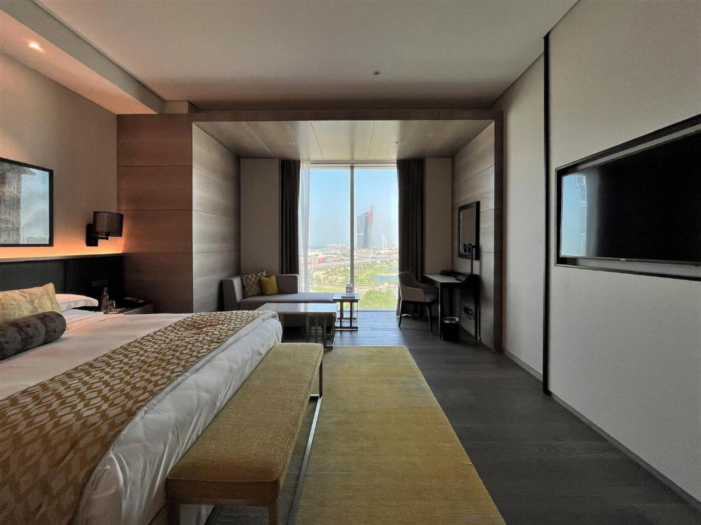 Superior Room King Bed Golf View - Image 5