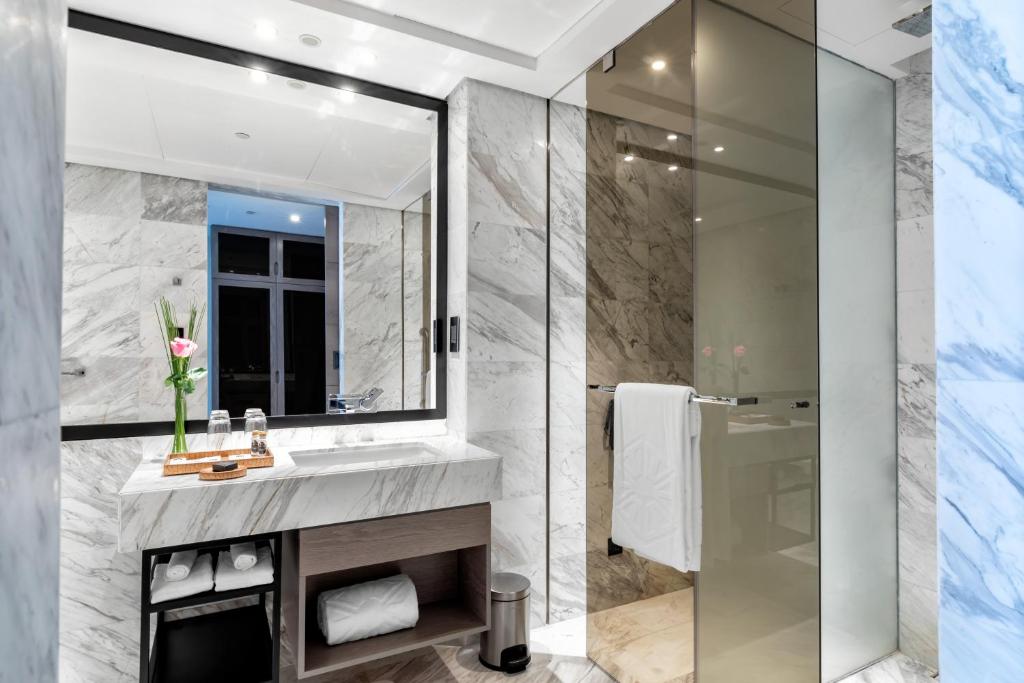 Taj Club Balcony Room King Bed - Image 2