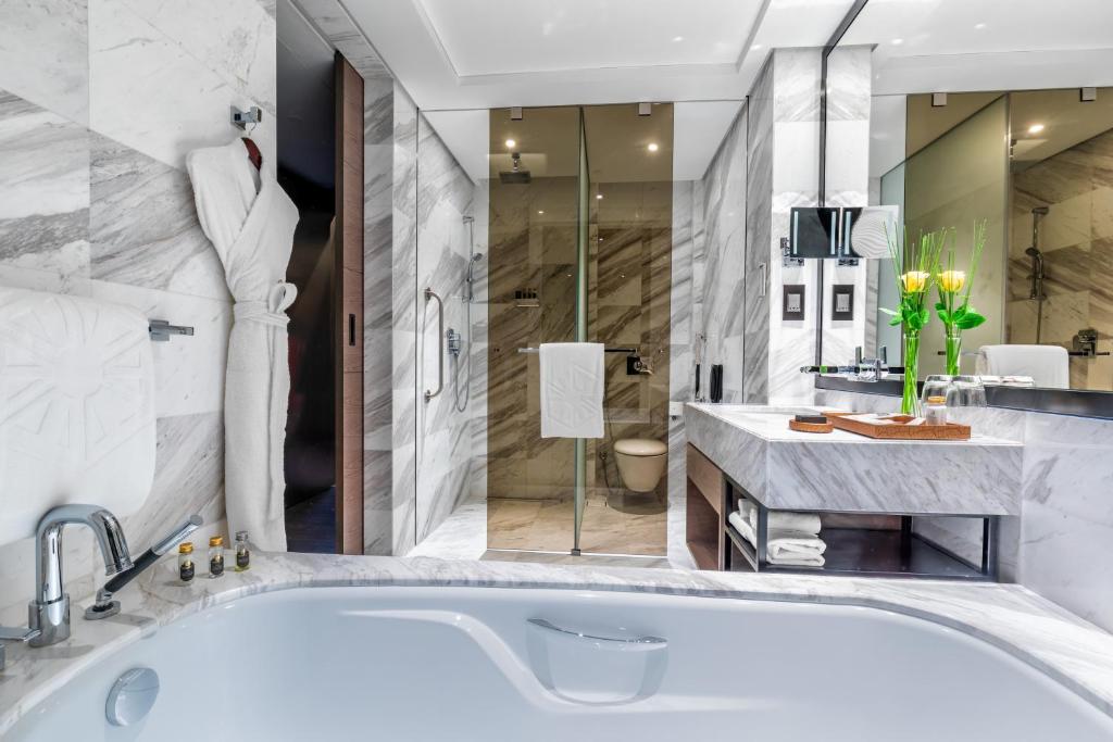 Taj Club Balcony Room King Bed - Image 5