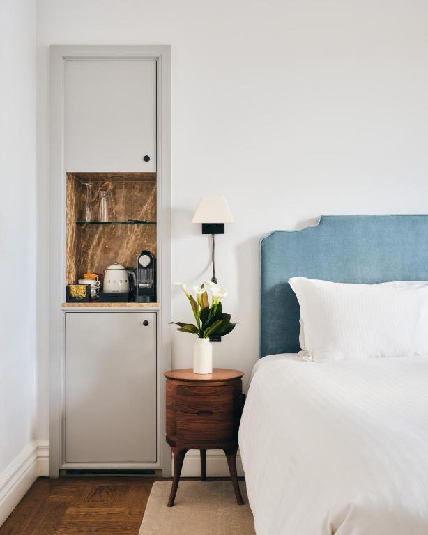 Deluxe King Room - Image 6