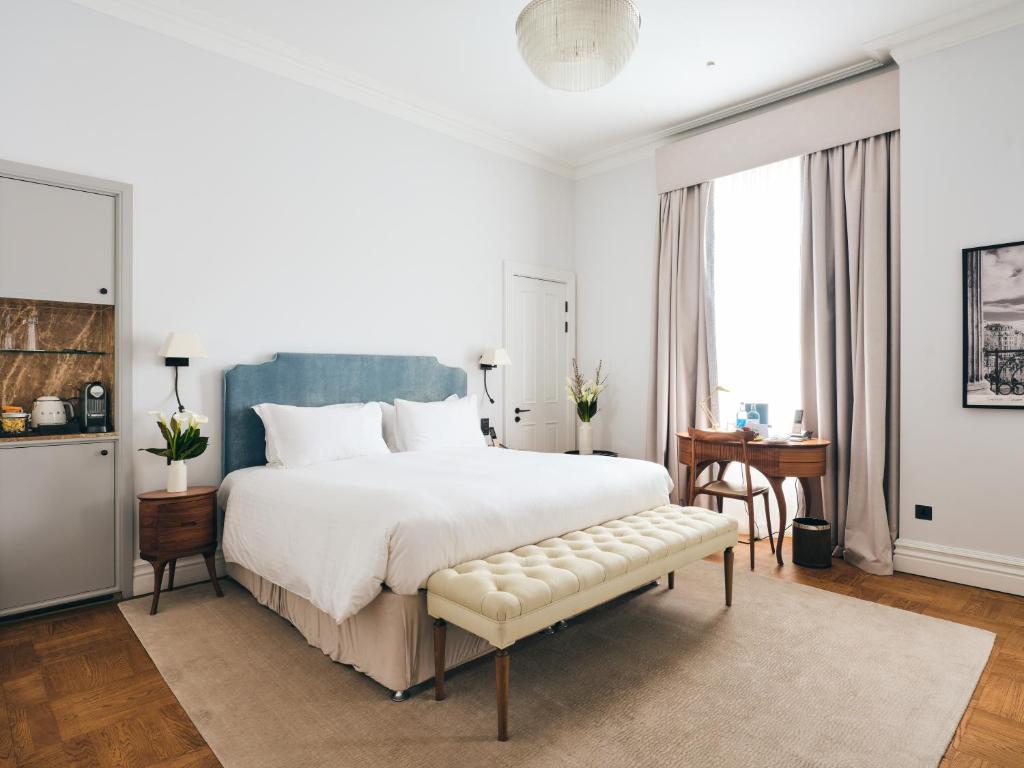 Deluxe King Room - Image 7