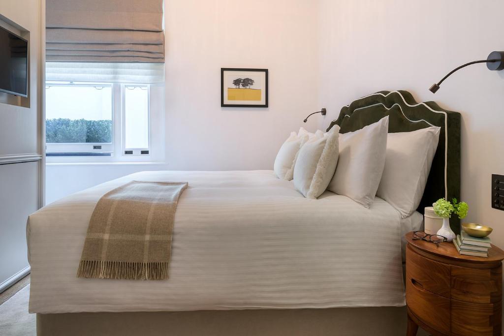 Superior Double Room - Image 3