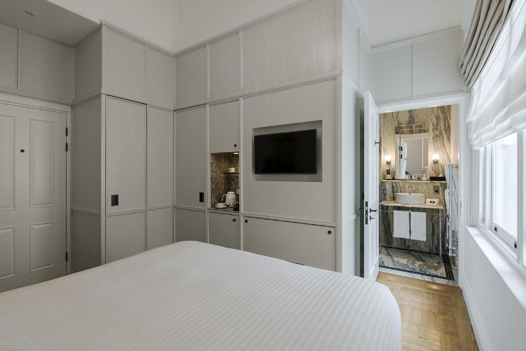 Superior Double Room - Image 5