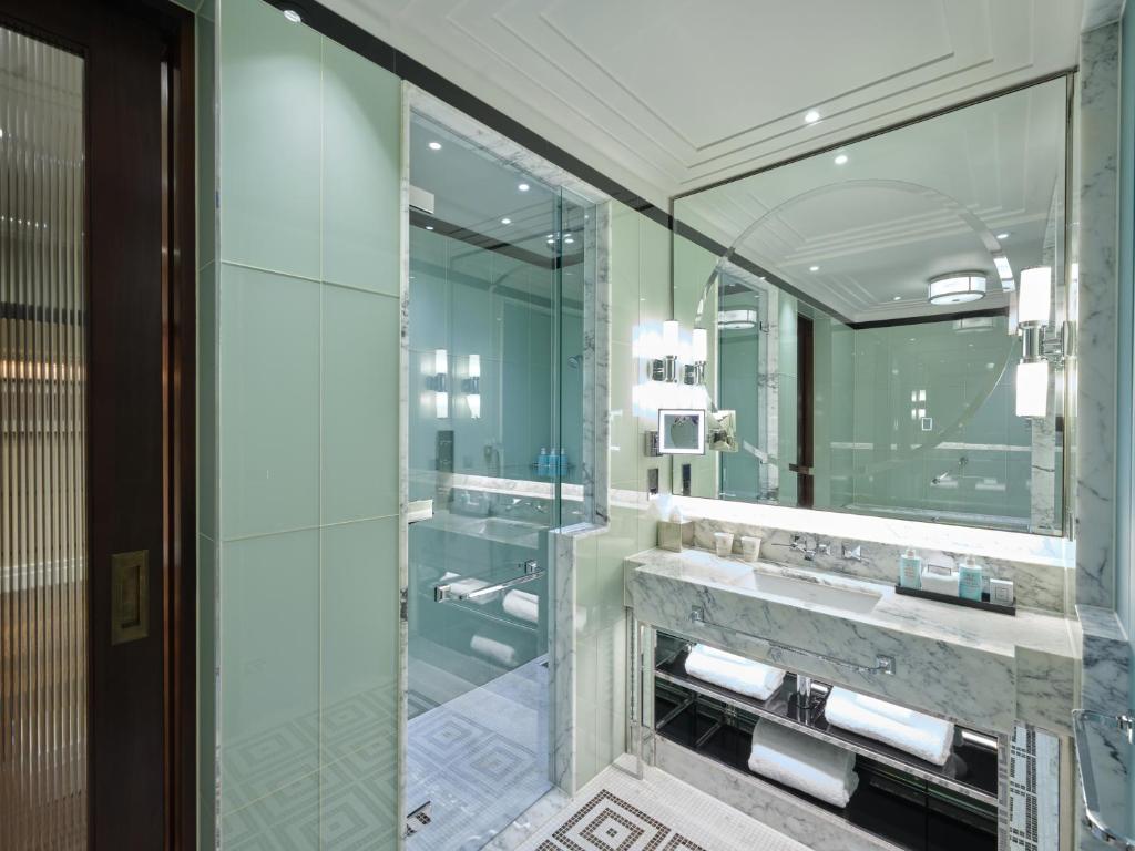 One-Bedroom Classic Suite - Image 2