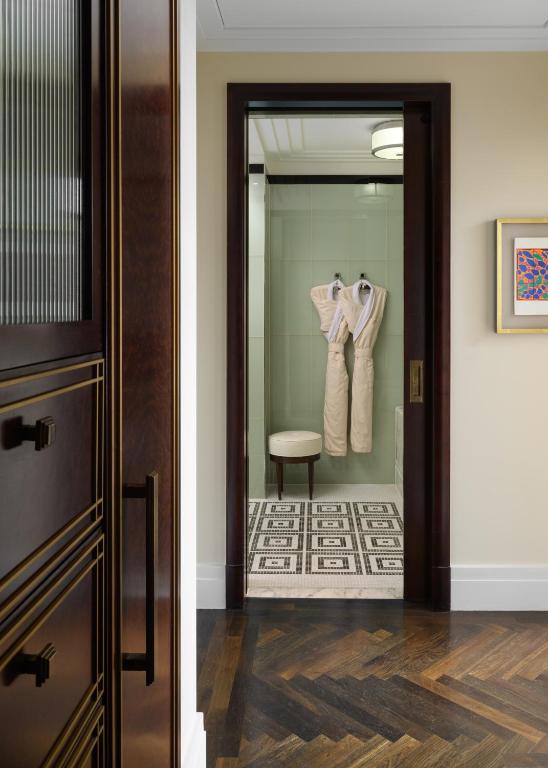 One-Bedroom Classic Suite - Image 4