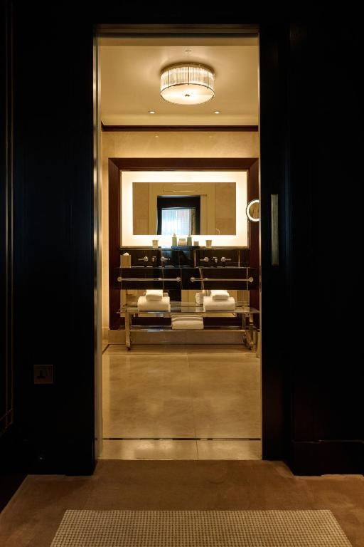 One-Bedroom Mayfair Suite - Image 2